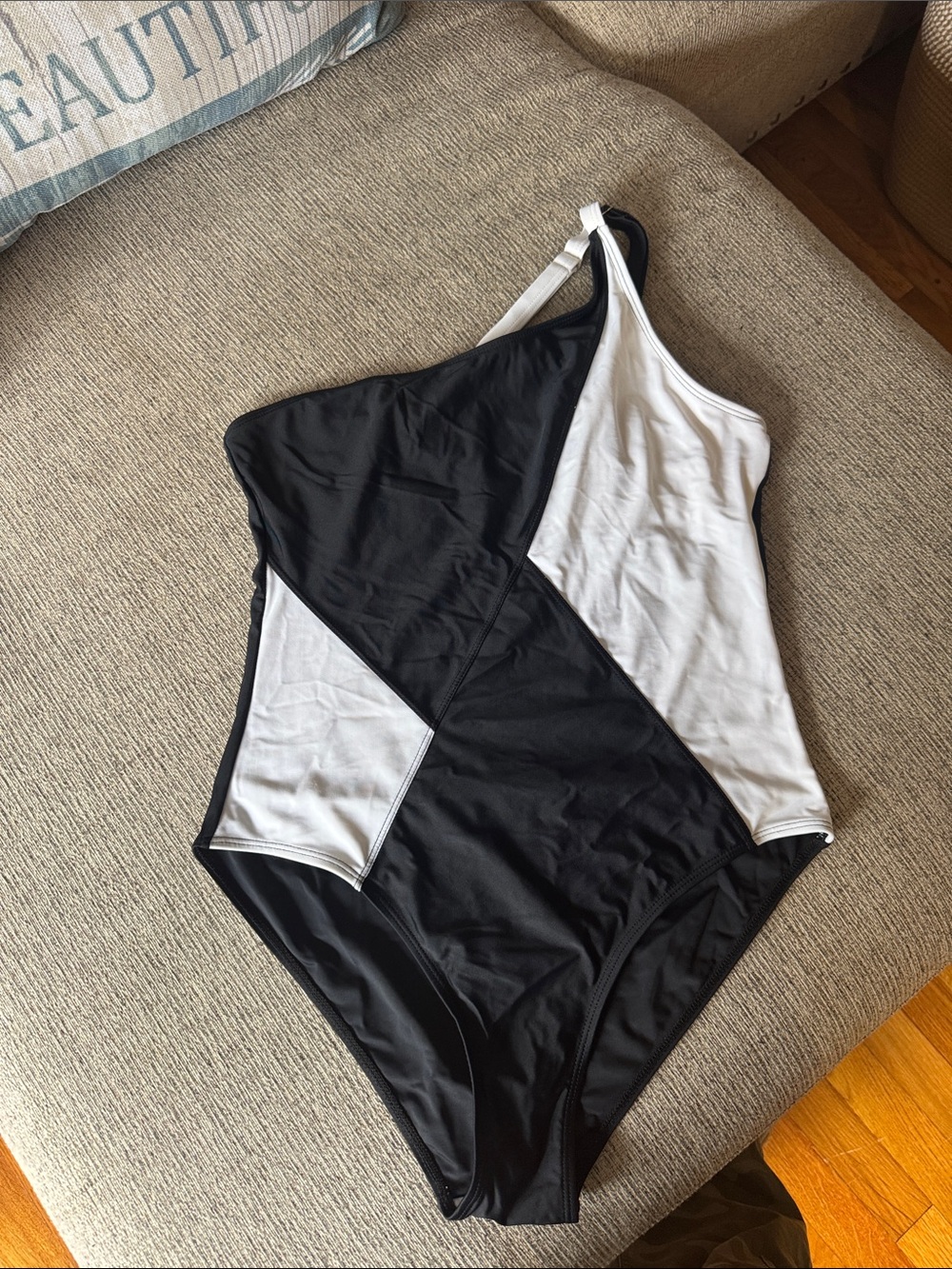Colorblock One-Shoulder Women’s One-Piece Swimsuit in Black & White